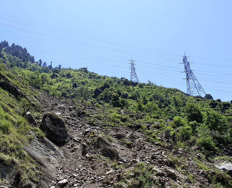 On 25th May 2014 this landslide occurred in Nigulseri village. Locals claim that the tunnel of 1500 MW Nathpa Jhakri Project had already disturbed the area which was further disturbed because of the transmission tower construction for Baspa II and Karchham Wangtoo HEPs.